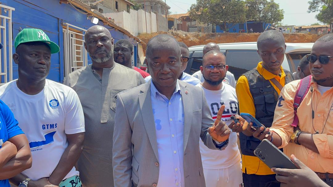 Babadi Kamara donates Artificial Turf Rubber Granules to FC Kallon